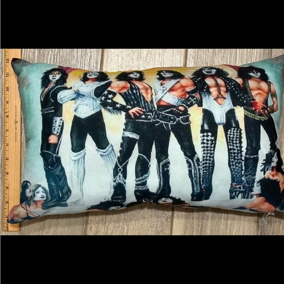 Classic KISS rock & roll Band throw pillow neck back Gene Simmons Love Gun LP - Picture 2 of 5